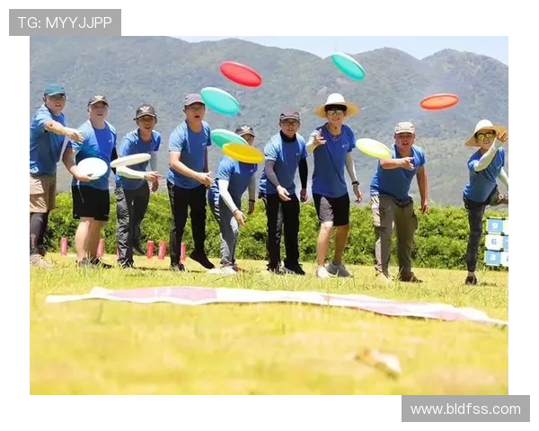 广州飞盘队与成都飞盘队赛后复盘分析团队配合与战术执行