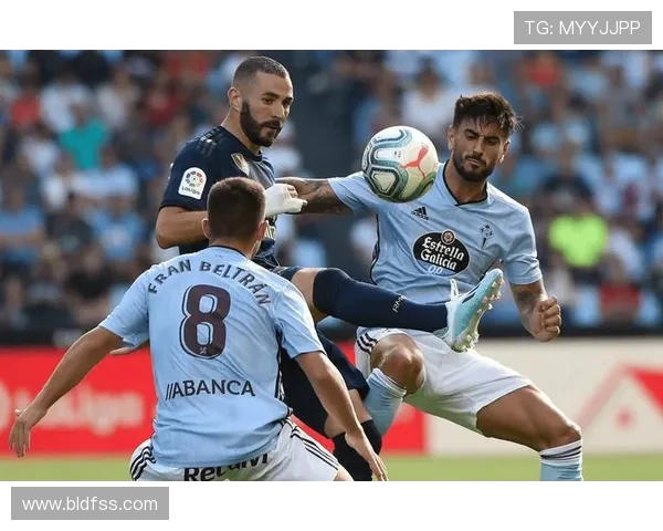 探寻当代顶级足球运动员成长之路与技战术魅力解析全面展现风采篇