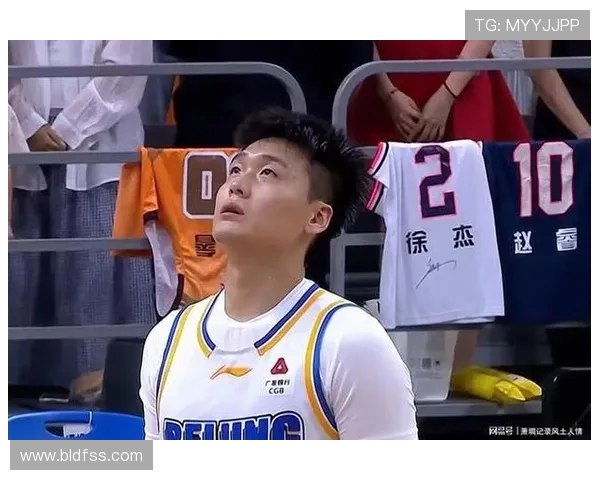 周鹏：从篮球场上的传奇到生活中的奋斗者，见证青春与梦想的交汇点